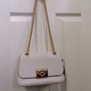 *open pockets
*snap closure
*strap can be shoulder carry and also a crossbody